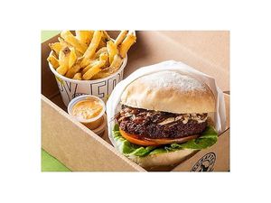 Vegan dijon old style. Rustic bread, beet / quinoa / lentil protein, lettuce, tomatoes, caramelized onions, crispy onions and vegan dijon sauce. at Hello! in Medellin