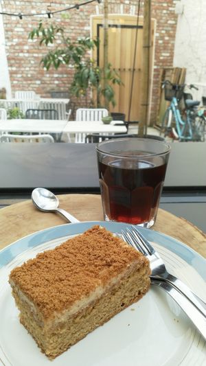 Filter coffee, speculoos cake and a view at the small garden at Basiel Urban Greenhouse in Bruges