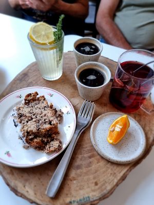 Coffee and tea. Just one piece (the last) for the four of us!! Sold out at Basiel Urban Greenhouse in Bruges