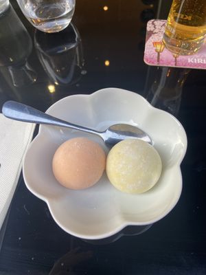 Mochi glacés 😋 (mangue et Yuzu) at Mecha Uma in Avignon