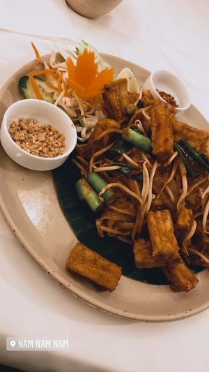 Vegan Pad Thai met tofu (ook keuze voor vegan ‘kipstukjes’ mogelijk)  at Nam Nam Nam in Sint-niklaas