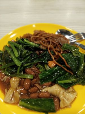 Fried kway teow with 3 dishes $4.80 at Makan Vegan 斋这里 - Toa Payoh in Central Singapore