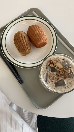 Misugaru latte and madeleines   at Jisok in Seoul
