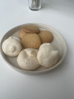 Vegan meringue and cookies they had me try  at Sanki Atölye in Istanbul