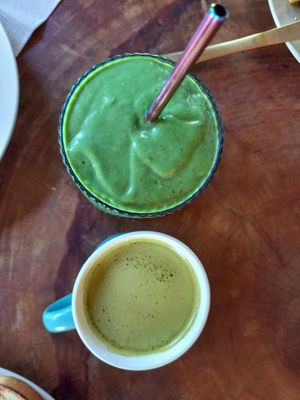 Spirulina Smoothie & hot Matcha latte at Gracias Vida in La Guajira
