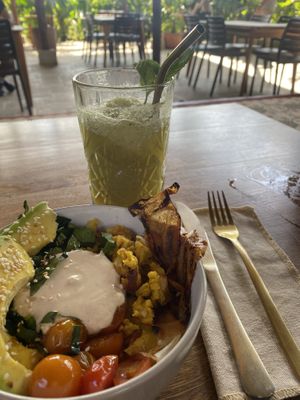 Tofu Eggs mit Minzlimonade  at Gracias Vida in La Guajira