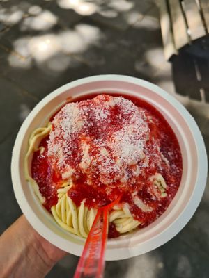 Veganes Spaghettieis mit Sahne at Eiscafe Olimpio in Frankfurt