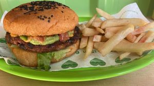 Burger Mexicana de frijol y guacamole at 6|15 VH in Villahermosa