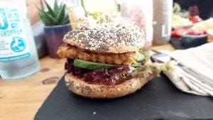 Bagel mit Lupinen Tempeh (Saisonale Karte) at Cafébar in Luebeck