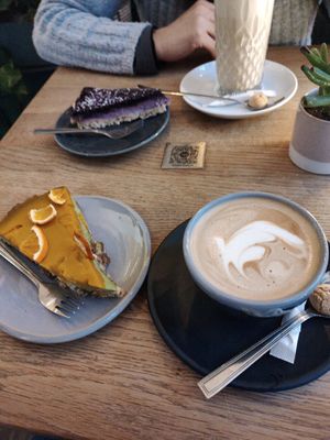 Avocado mango raw cake, and blaubeer Cheesecake. at Cafébar in Luebeck