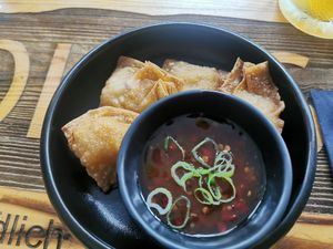 Golden brown baked wantan dough, baked tofu, leek, onion, carrot, sweet and sour sauce at Tru Story in Hannover