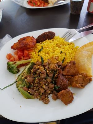 Comida deliciosa, saudável e vegana at Loving Hut in Goiania