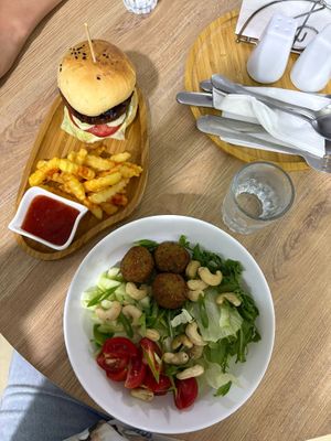 Falafelburger en zelf samen gestelde salade at Go Vegan Cafe in Batumi