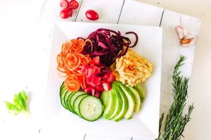 Big Salad!. hummus, pepino, aguacate, zanahoria, betabel, jitomate y semillas de girasol at Loving Hut - Xalapa in Xalapa