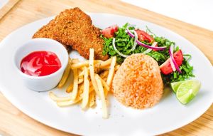 Bistec empanizado, arroz, ensalada, papas a la francesa. at Loving Hut - Xalapa in Xalapa