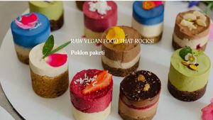 Raw, no sugar, vegan, delicious minicakes! at Rock'n'Raw in Belgrade