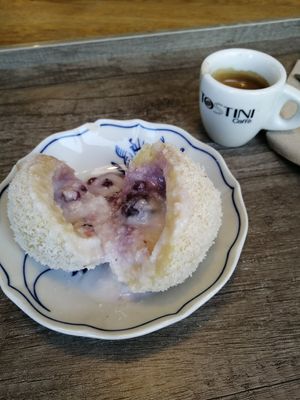 Knödel mit Kokos-Beeren-Füllung at Knedlín in Prague
