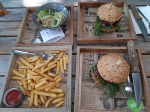 veganer Burger, Pommes und cole slaw at KÖÖK in Neuharlingersiel