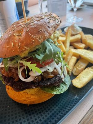 Black Bean Burger mit Zucchini Chutney und Dattel-Curry Sauce  at STRÆND in Hornum