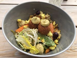 „Golden Bowl“ with chickpeas, quinoa, basmati rice.   at STRÆND in Hornum