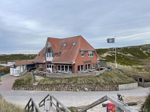 Gemütlich, direkt hinter der Düne.  at STRÆND in Hornum