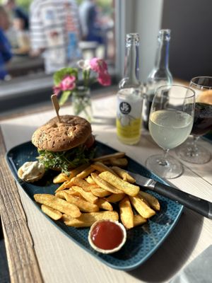 Veganer Burger mit Black Beans Patty und veganer Mayo. Sehr lecker! Dazu eine Zitronenlimonade mit Melisse  at STRÆND in Hornum