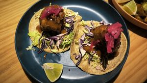 Tacos de coliflor at Surfin' Tacos in Bilbao