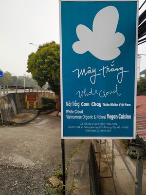 Biển chỉ đường tại đường An Dương Vương at May Trang - White Cloud in Hanoi