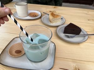 Butterfly Pea Tea and Soy Milk Drink, Coffee, Vegan Chocolate Cake and Vegan Cheesecake at Ska Vi Fika - スカヴィフィーカ in Hirosaki
