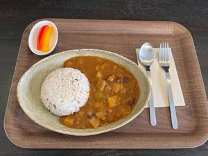 Vegan curry and rice with a side of pickled bell peppers at Ska Vi Fika - スカヴィフィーカ in Hirosaki