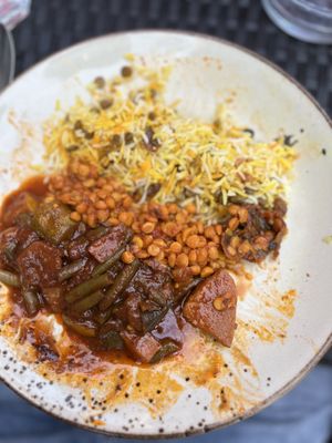 Byriani, Linsen und Gemüse in süßer Tomatensoße  at Zarathustra in Cologne