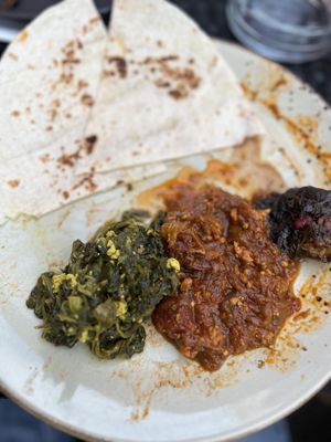 Fladenbrot, Spinat mit Tofu, Aubergine in Tomate, gefülltes Weinblatt  at Zarathustra in Cologne