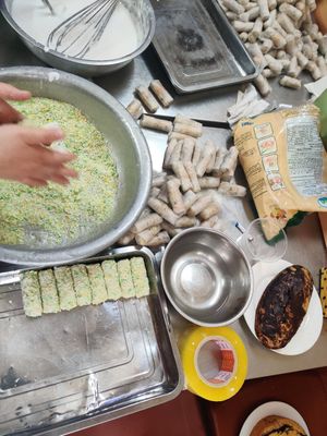 Making spring rolls at Au Lac - Dong Da in Hanoi