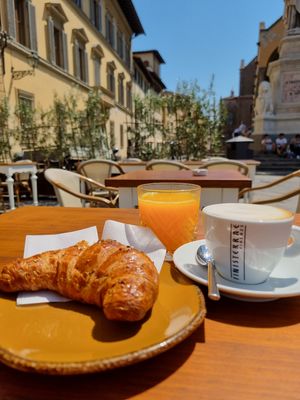 Breakfast in front of Santa Croce Church on a beautiful summer morning.
Cappuccino with soy milk, freshly squeezed orange juice, and a brioche totally vegan with orange filling at Finisterrae in Florence