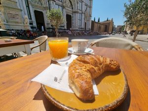 Breakfast in front of Santa Croce Church on a beautiful summer morning.
Cappuccino with soy milk, freshly squeezed orange juice, and a brioche totally vegan with orange filling at Finisterrae in Florence
