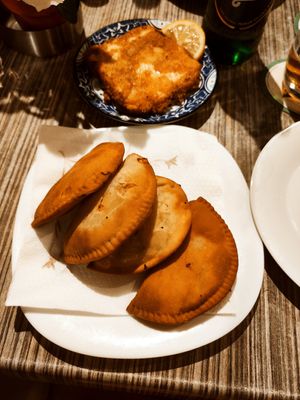Kalitsounia (panzerotti con spinaci ed erbette) at Quizz Platanias in Crete