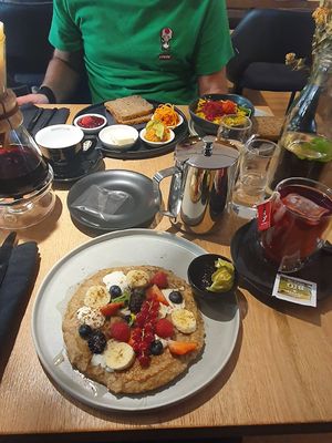 Everything we ordered: scrambled tofu (veganes Rührei), good morning pizza (sweet pancake), and go vegan breakfast at Early Bird in Telfs