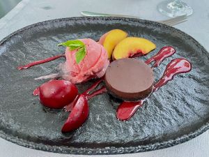 Erdbeersorbet mit Waldfruchtspiegel und Schoko-Törtchen. at ElzLand Hotel Pfauen in Elzach