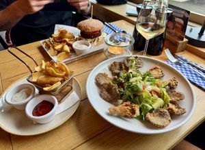 u. a. Linsenburger und gebackene Austernpilze  at Dolden Mädel Braugasthaus in Stralsund