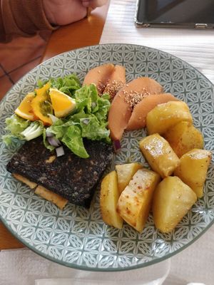 Filete de tofu enrolado em algas com batatas e marmelo assados at Dona Tengarrinha in Beja