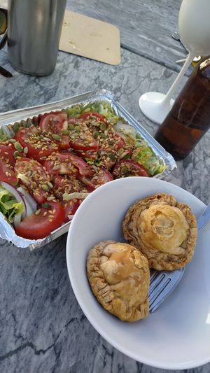 Salade et pâtisserie avec soya-meat at Dona Tengarrinha in Beja