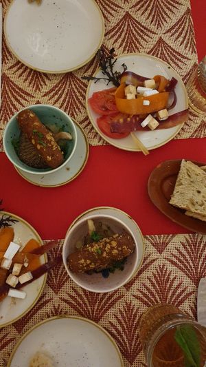 Salada de cogumelos e queijo feta, croquete de alheira at Dona Tengarrinha in Beja
