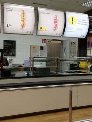 Geflügelhotdog 1,50 - veggie 0,50€ at IKEA in Hamburg