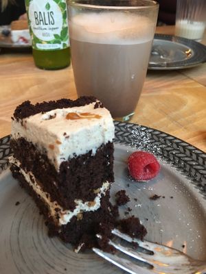 Wie immer komme ich erst zum Fotografieren, wenn alles schon angebissen ist, aber den Flair kriegt man mit, denke ich    at Esskalation in Bonn