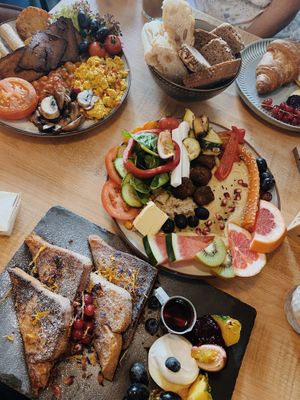 Full English, Mezze, French Toast, Croissant with Jam   at Esskalation in Bonn