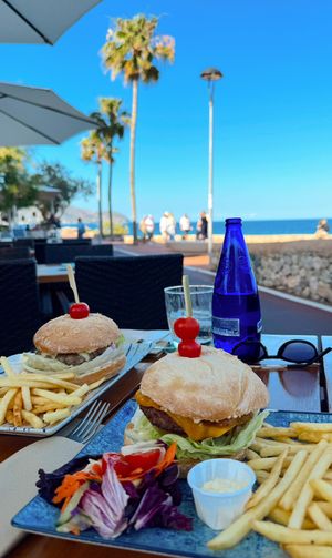 Leckere Burger mit Meerblick  at Cafe Mint in Mallorca