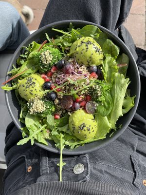 Super Food Salat (ohne Dressing)   at Juicy & Bowls in Gruenwald