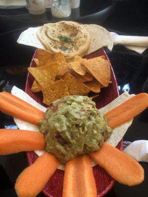 Platou cu guacamole și humus at New York Coffees in Bucharest