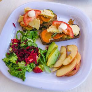 Pan de casa con vegetales asados at Com Amor in Holbox