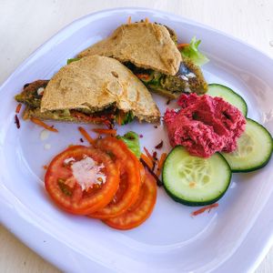 Pita bread with vegan Falafel at Com Amor in Holbox